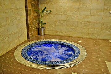 Indoor spa tub