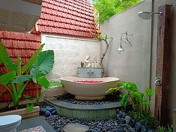 Deep soaking bathtub