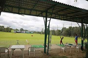 Indoor golf driving range