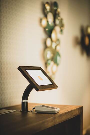 Check-in/check-out kiosk