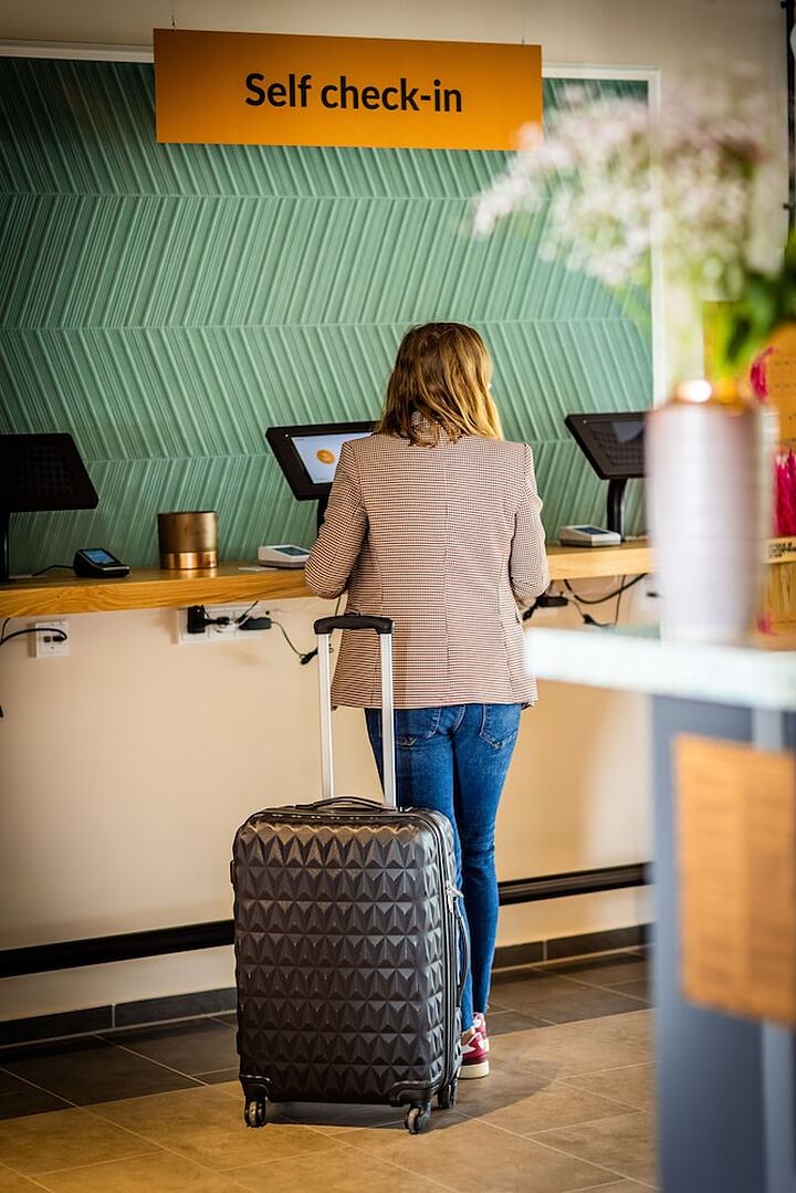 Check-in/check-out kiosk