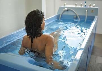 Indoor spa tub