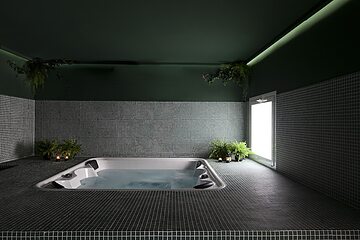 Indoor spa tub