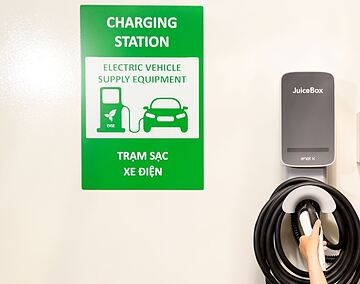 Electric vehicle charging station