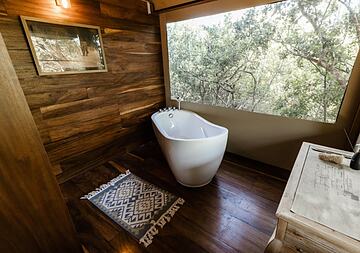 Deep soaking bathtub