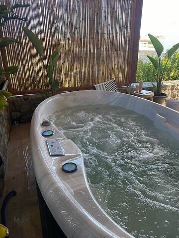 Private spa tub