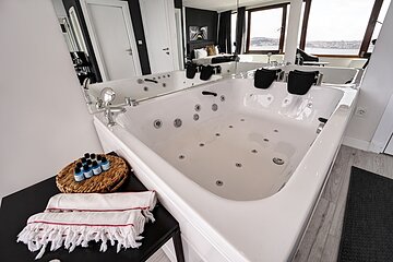 Jetted tub
