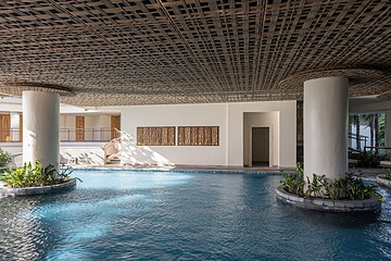 Indoor/outdoor pool