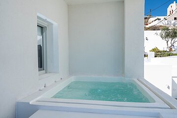 Private spa tub