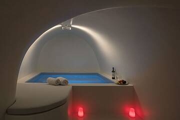 Indoor spa tub