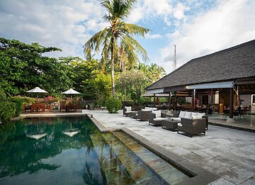 Poolside bar