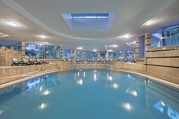 Indoor spa tub