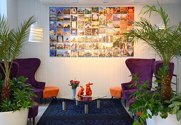 Lobby lounge