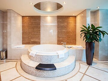 Private spa tub