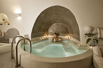 Indoor spa tub