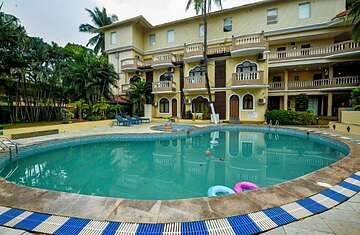 Indoor/outdoor pool