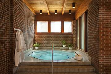 Indoor spa tub