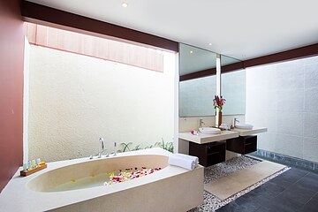 Deep soaking bathtub