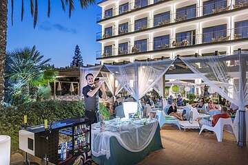 Poolside bar