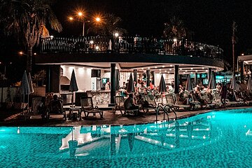 Swim-up bar