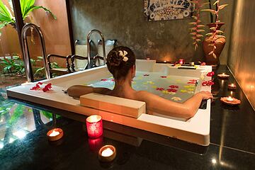 Indoor spa tub