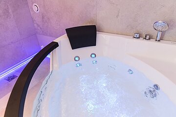 Private spa tub