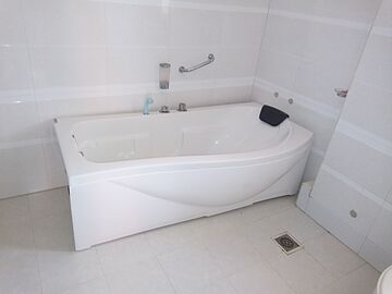 Jetted tub