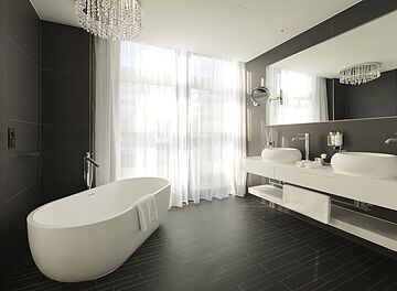 Deep soaking bathtub