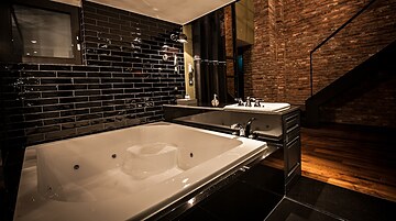 Deep soaking bathtub