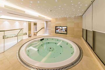 Indoor spa tub