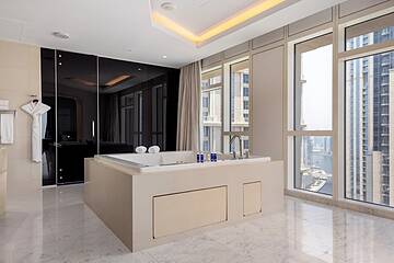 Deep soaking bathtub