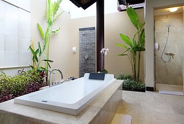 Deep soaking bathtub