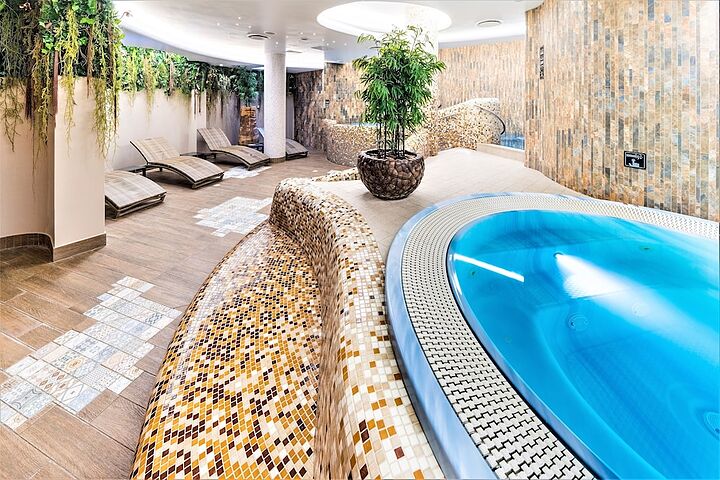 Indoor spa tub