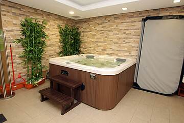 Indoor spa tub