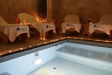 Indoor spa tub