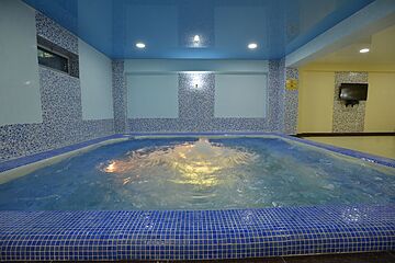 Indoor spa tub