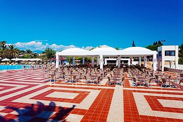 Poolside bar