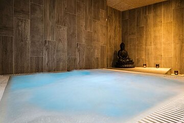 Indoor spa tub