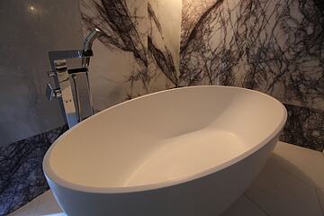 Deep soaking bathtub