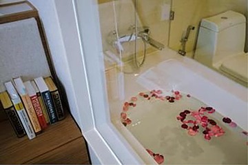 Deep soaking bathtub