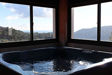 Indoor spa tub