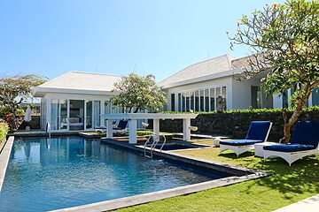 Poolside bar