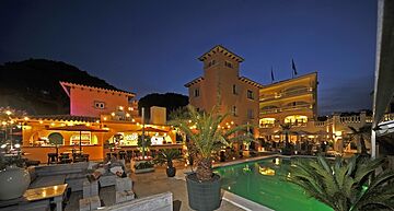 Poolside bar