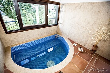 Indoor spa tub