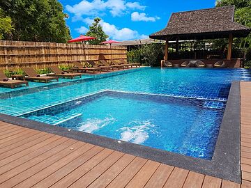 Outdoor spa tub