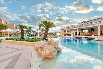 Poolside bar