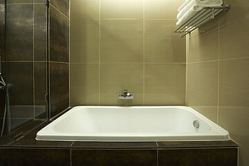 Deep soaking bathtub