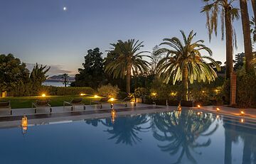 Poolside bar