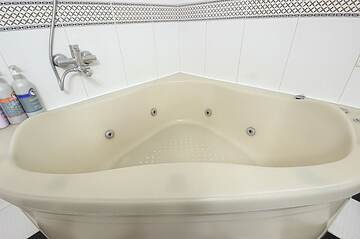 Deep soaking bathtub