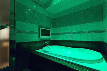 Deep soaking bathtub